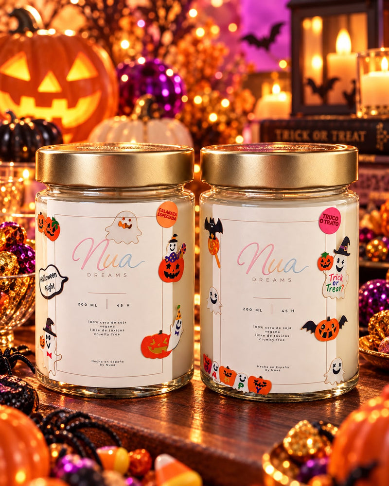 Pack de Halloween de Nua Dreams: velas de soja Calabaza especiada y Truco o trato, con tapa dorada y etiqueta de calabazas y fantasmas, entre calabazas y luces