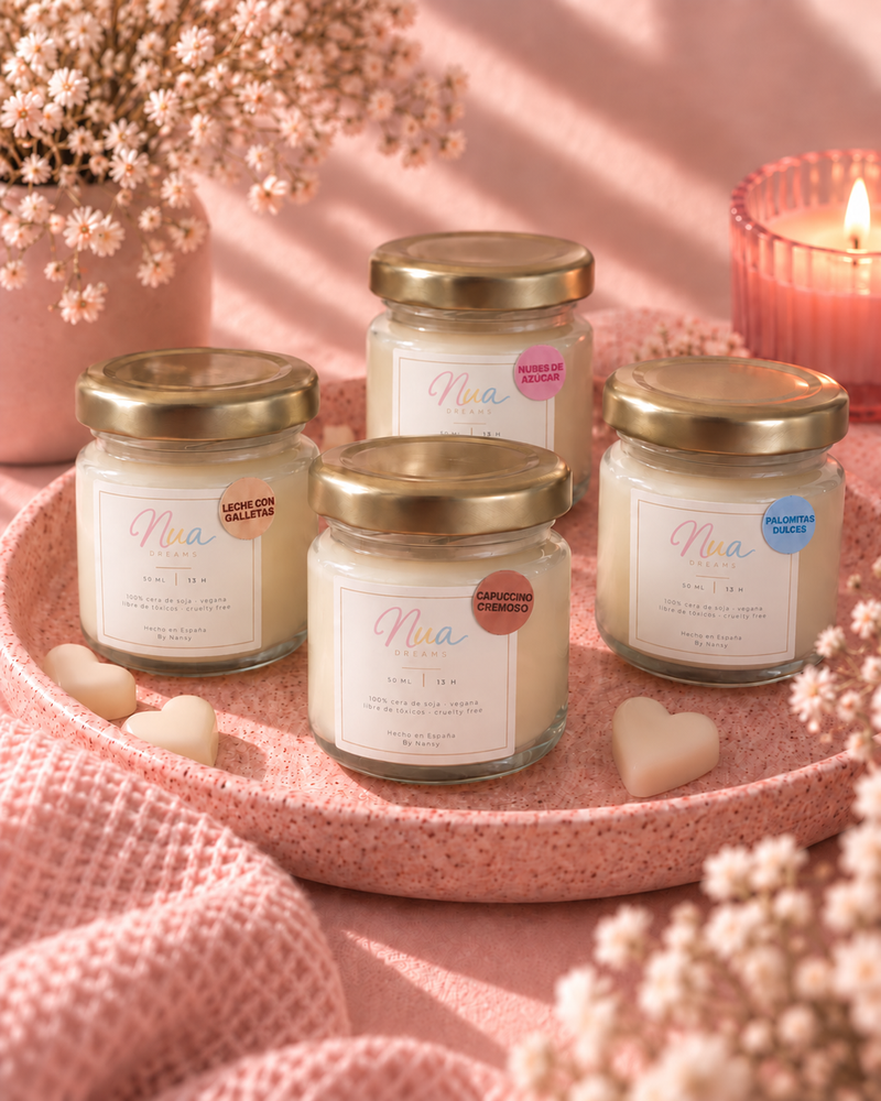 Pack de 4 velas mini de la Colección Recuerdos, con tapa dorada, sobre una bandeja rosa